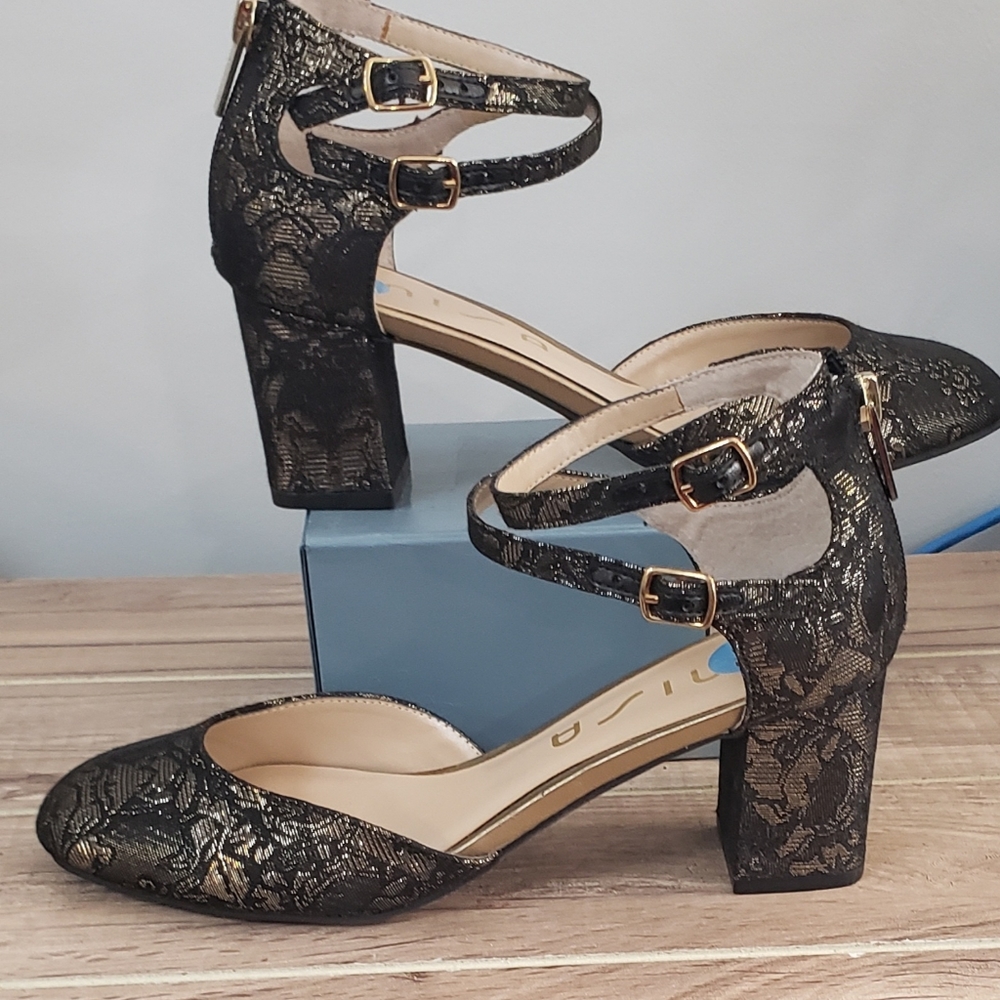 556 UNISA Womens Gold Black Metallic Floral Brocade Ankle Strap Pumps 6.5